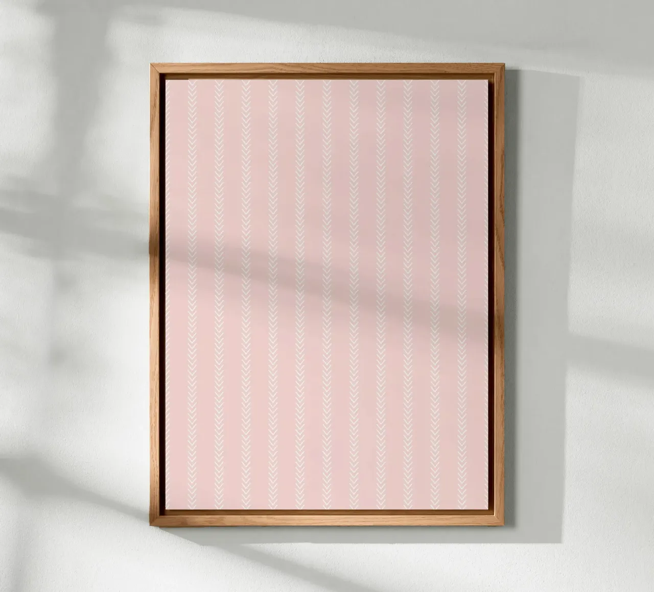 Frecce classiche minimali a strisce, bianche su rosa cipria alluminio dibond da Beauty in Simplicity