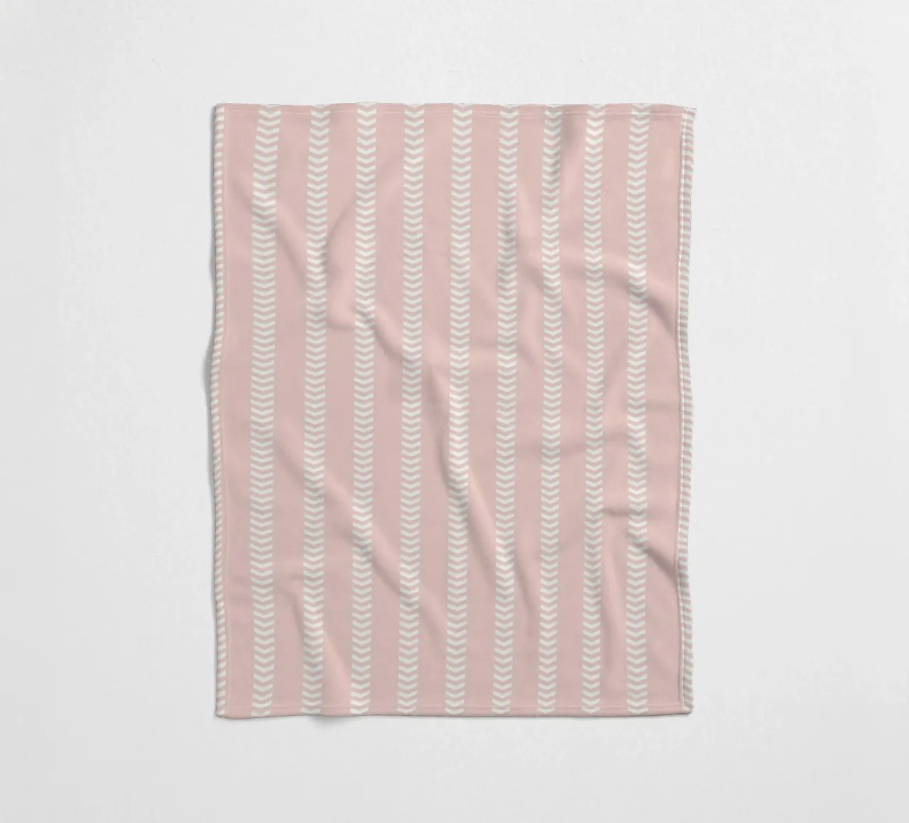 Frecce a strisce minimaliste di base in tela di fango, bianco su rosa pallido coperta in pile da Beauty in Simplicity