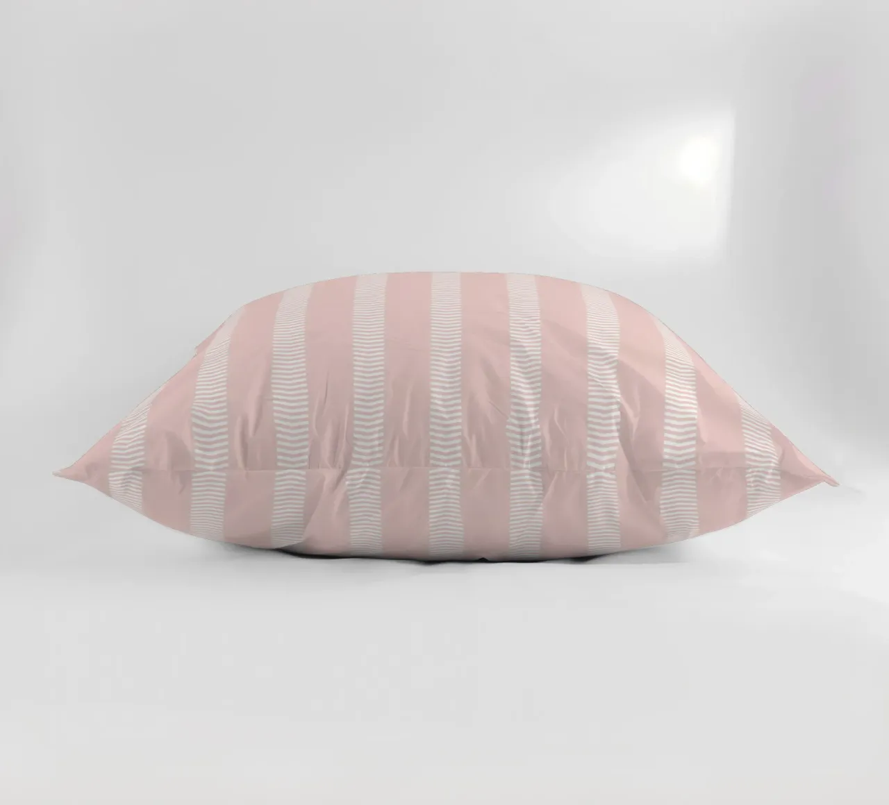 Frecce a strisce minimaliste di base in tela di fango, bianco su rosa pallido cuscino da Beauty in Simplicity