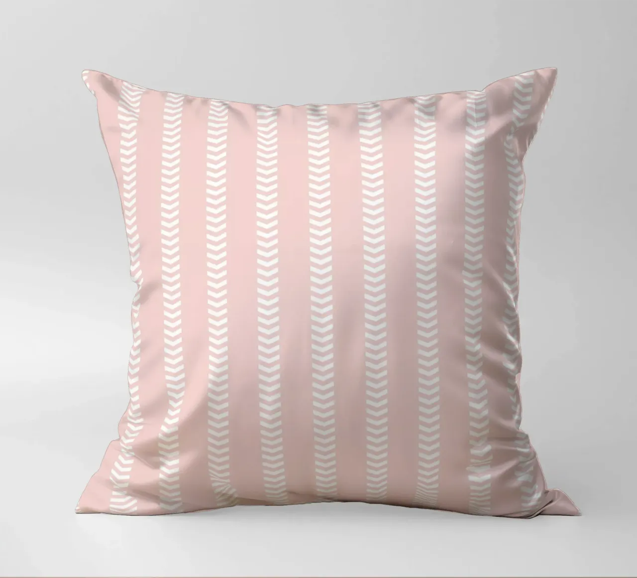 Frecce a strisce minimaliste di base in tela di fango, bianco su rosa pallido cuscino da Beauty in Simplicity