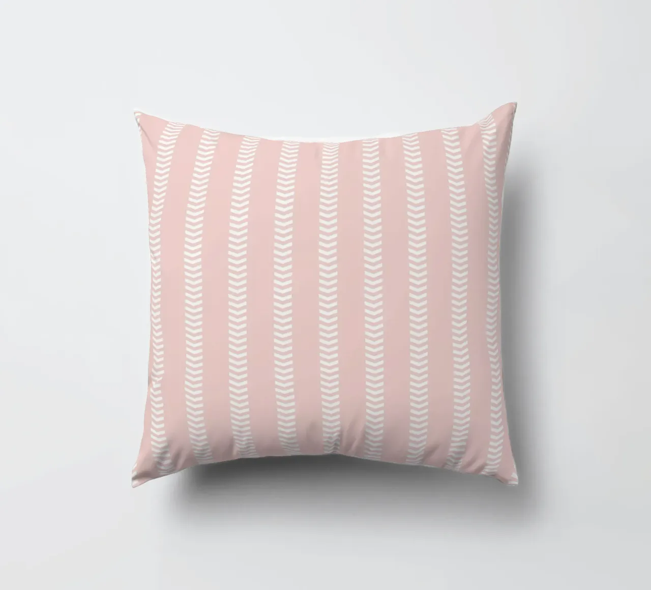 Frecce a strisce minimaliste di base in tela di fango, bianco su rosa pallido cuscino da Beauty in Simplicity