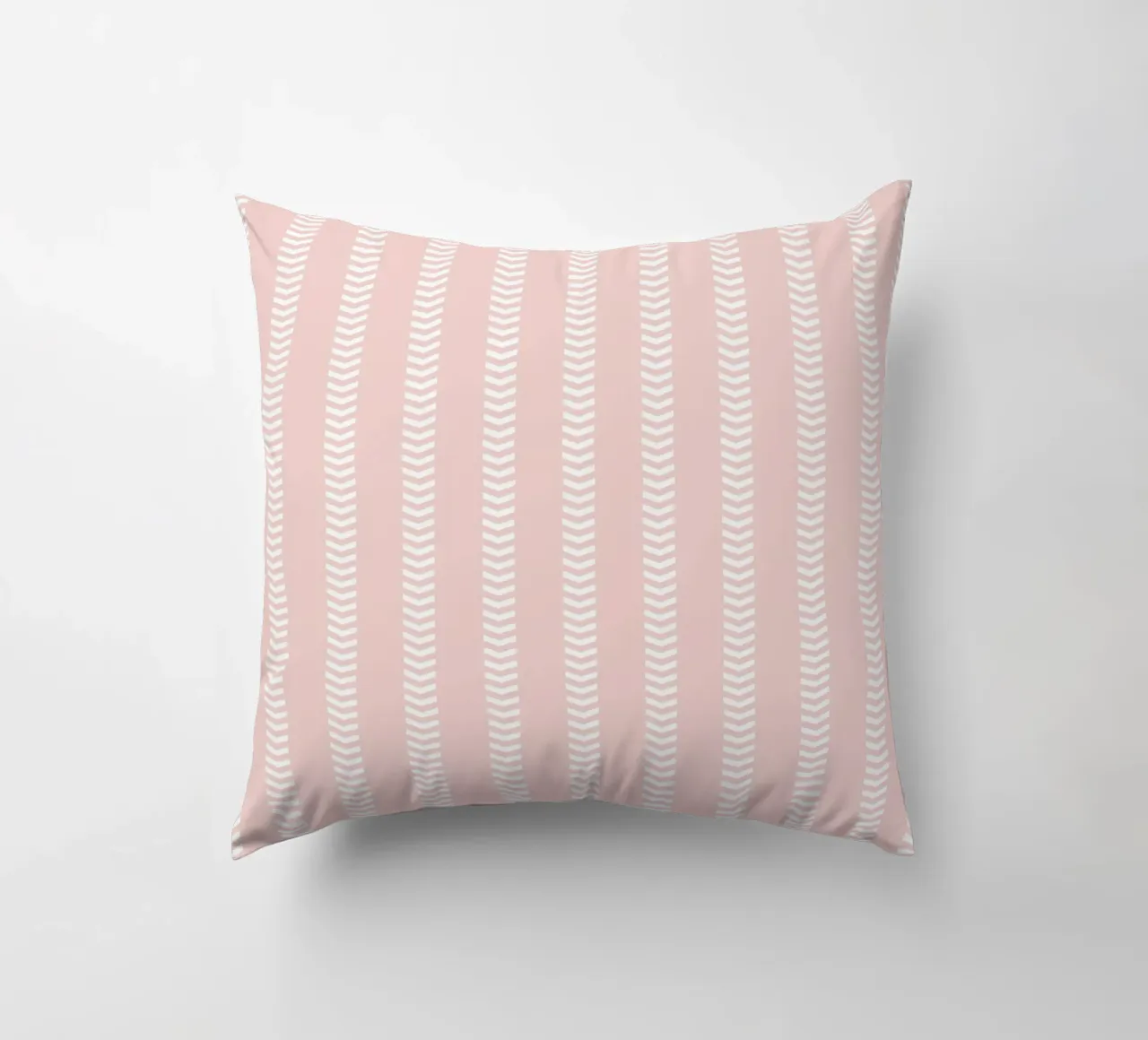 Frecce a strisce minimaliste di base in tela di fango, bianco su rosa pallido cuscino da Beauty in Simplicity