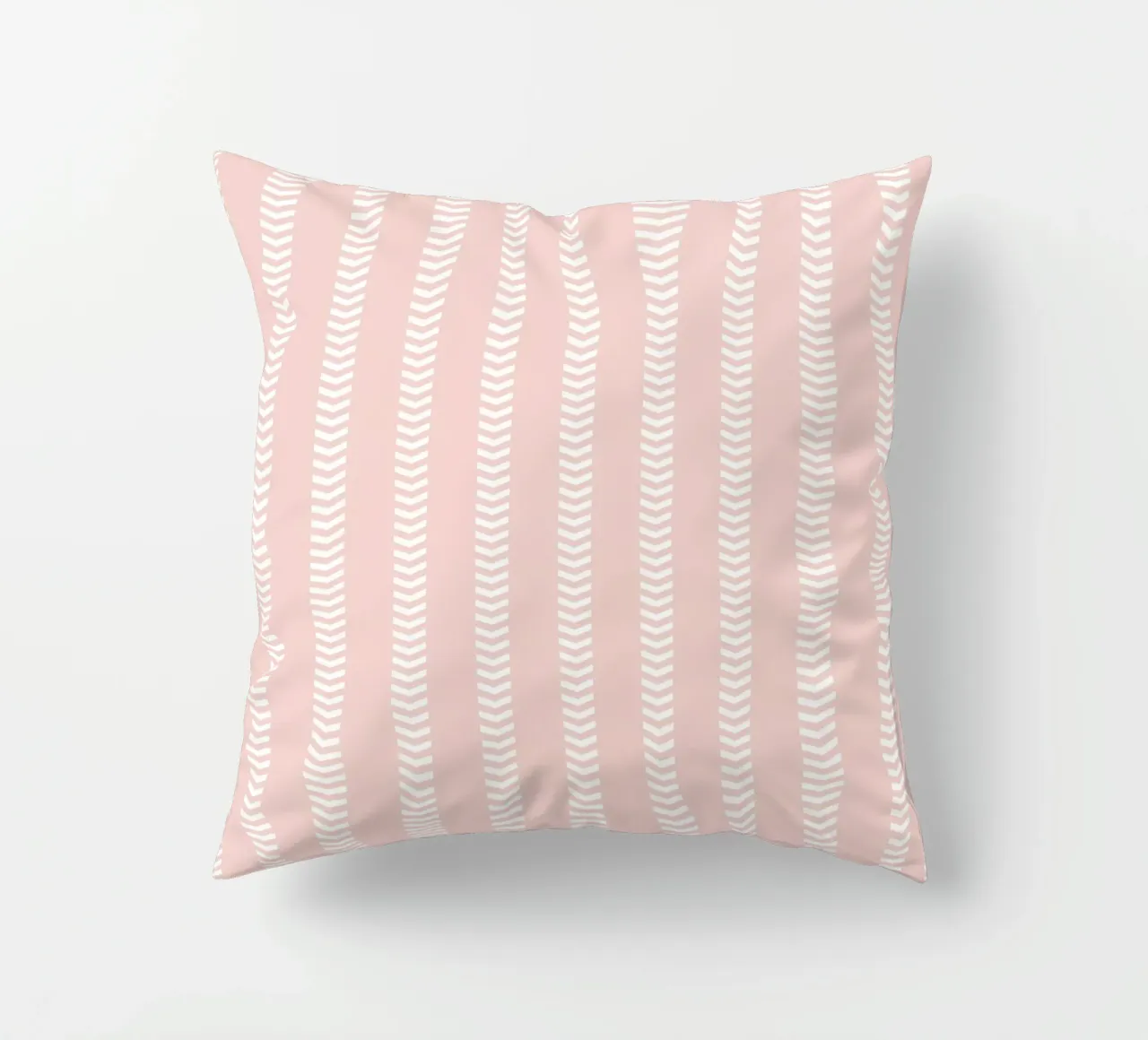 Frecce a strisce minimaliste di base in tela di fango, bianco su rosa pallido cuscino da Beauty in Simplicity