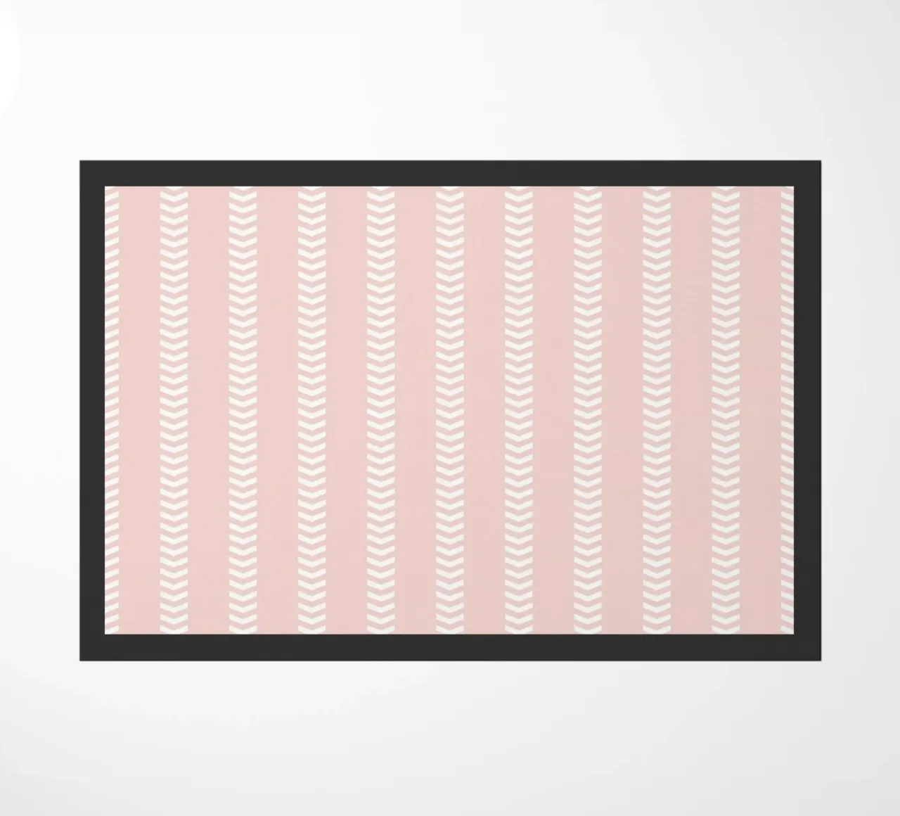 Frecce a strisce minimaliste di base in tela di fango, bianco su rosa pallido zerbino da Beauty in Simplicity