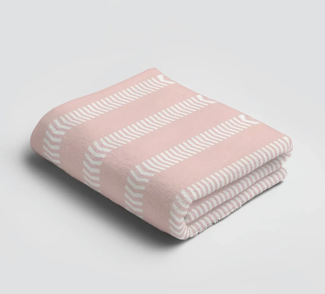 Frecce a strisce minimaliste di base in tela di fango, bianco su rosa pallido asciugamano da bagno da Beauty in Simplicity