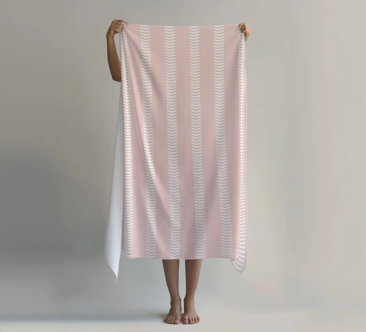 Frecce a strisce minimaliste di base in tela di fango, bianco su rosa pallido telo mare da Beauty in Simplicity