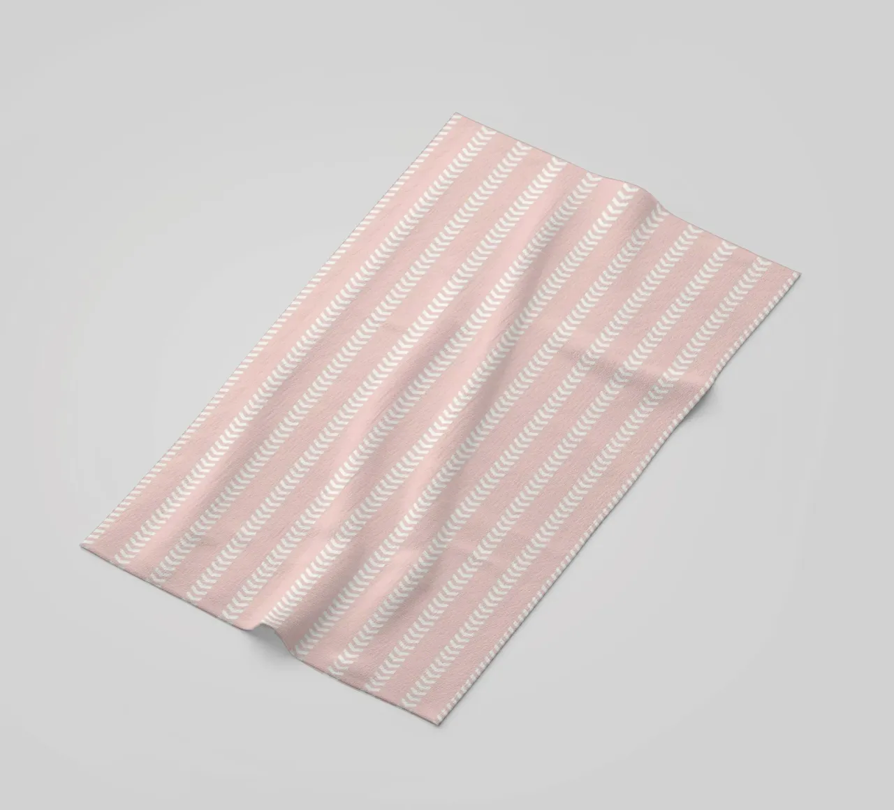 Frecce a strisce minimaliste di base in tela di fango, bianco su rosa pallido telo mare da Beauty in Simplicity