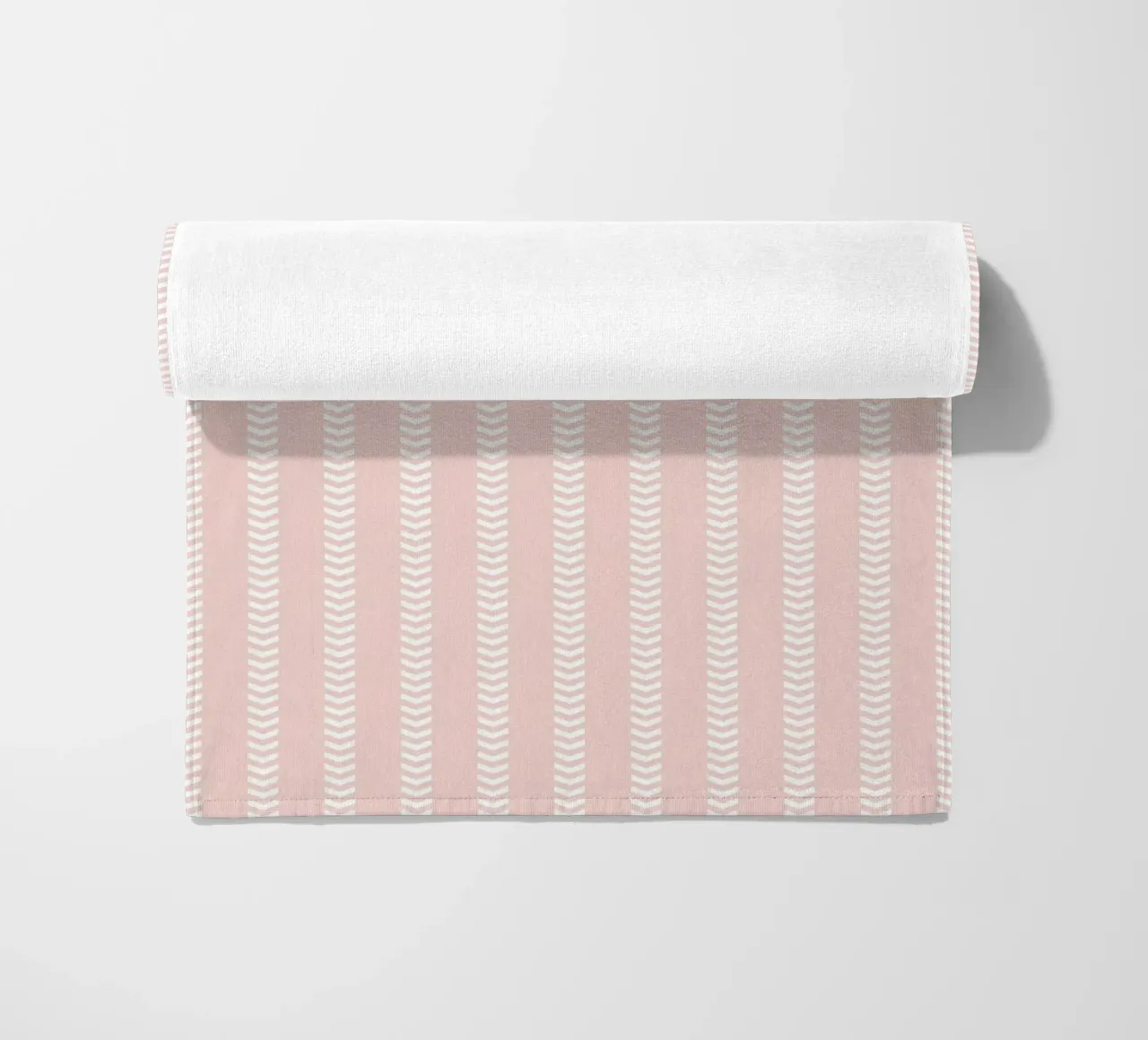 Frecce a strisce minimaliste di base in tela di fango, bianco su rosa pallido telo mare da Beauty in Simplicity