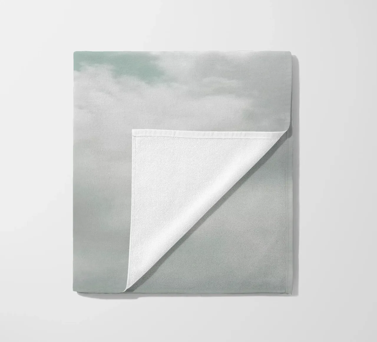 Wolken #7 Strandtuch von Tal Paz-Fridman