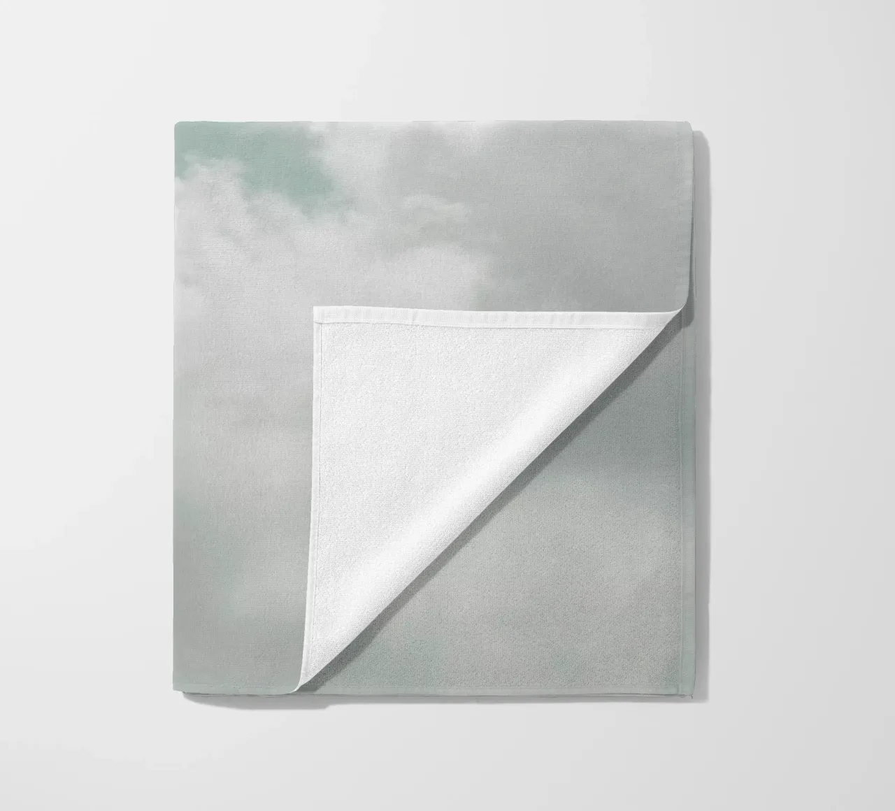 Wolken #7 Strandtuch von Tal Paz-Fridman
