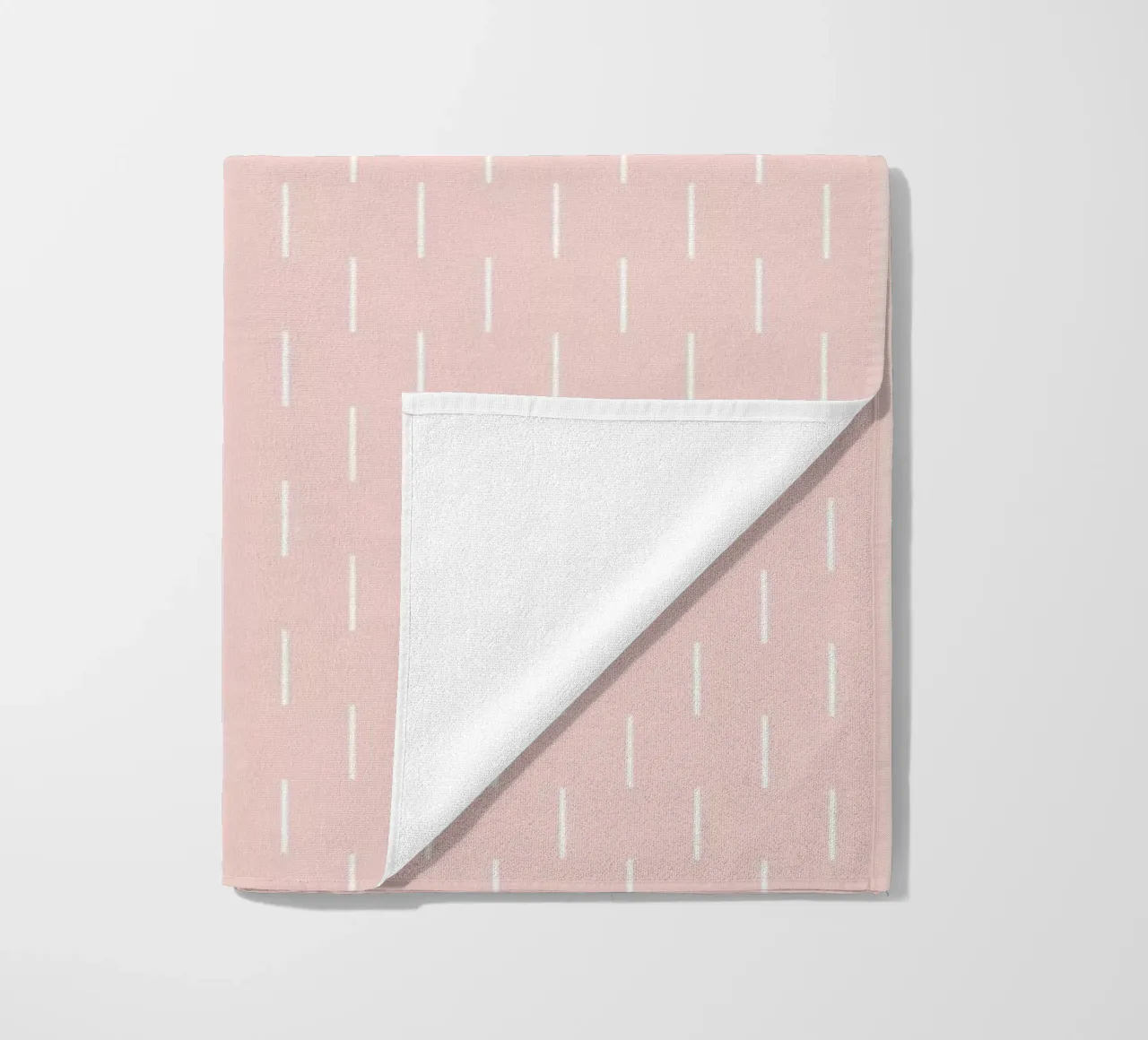 Linee minimaliste Basic Scandinavian Chic | Bianco su Dusty Blush telo mare da Beauty in Simplicity