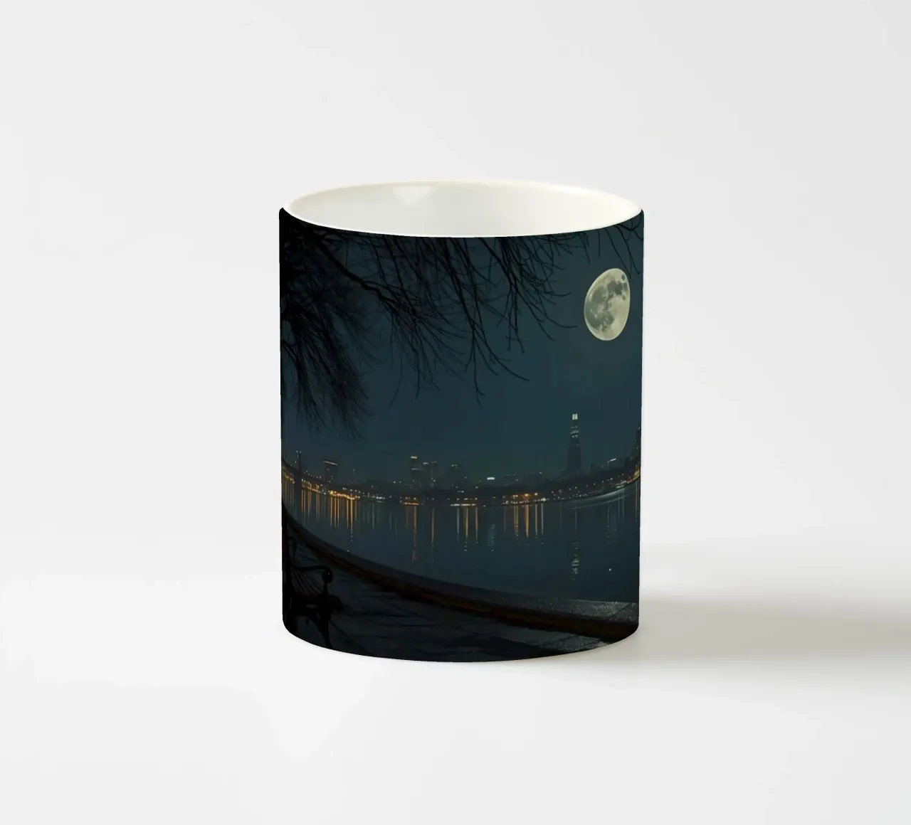 Luna piena sul profilo della città e sul fiume tazza in ceramica da DesignDoodle