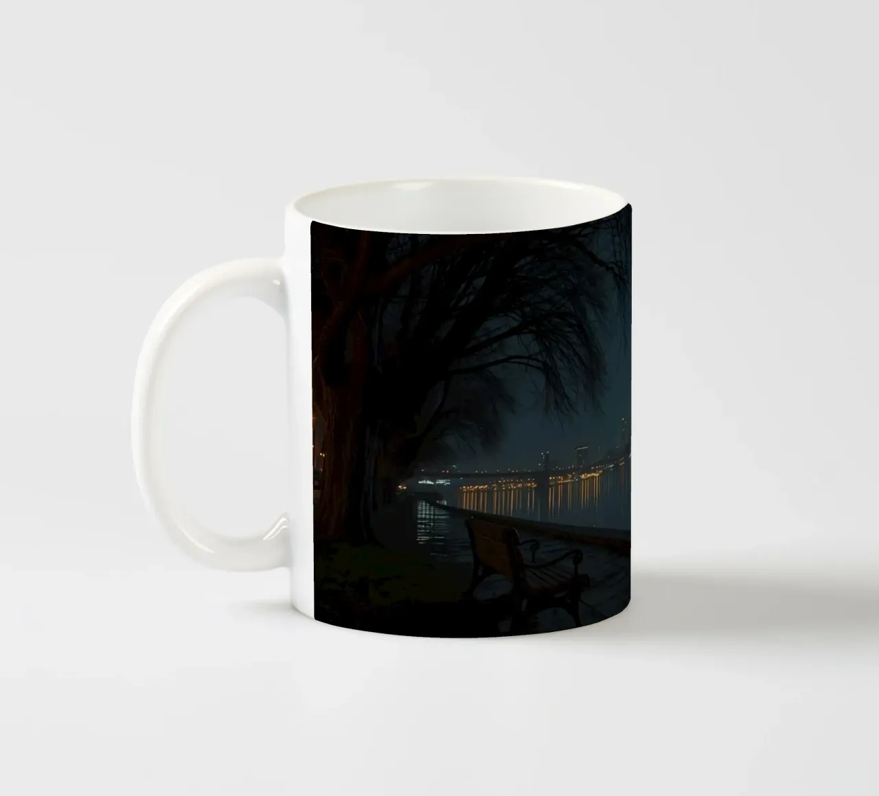 Luna piena sul profilo della città e sul fiume tazza in ceramica da DesignDoodle