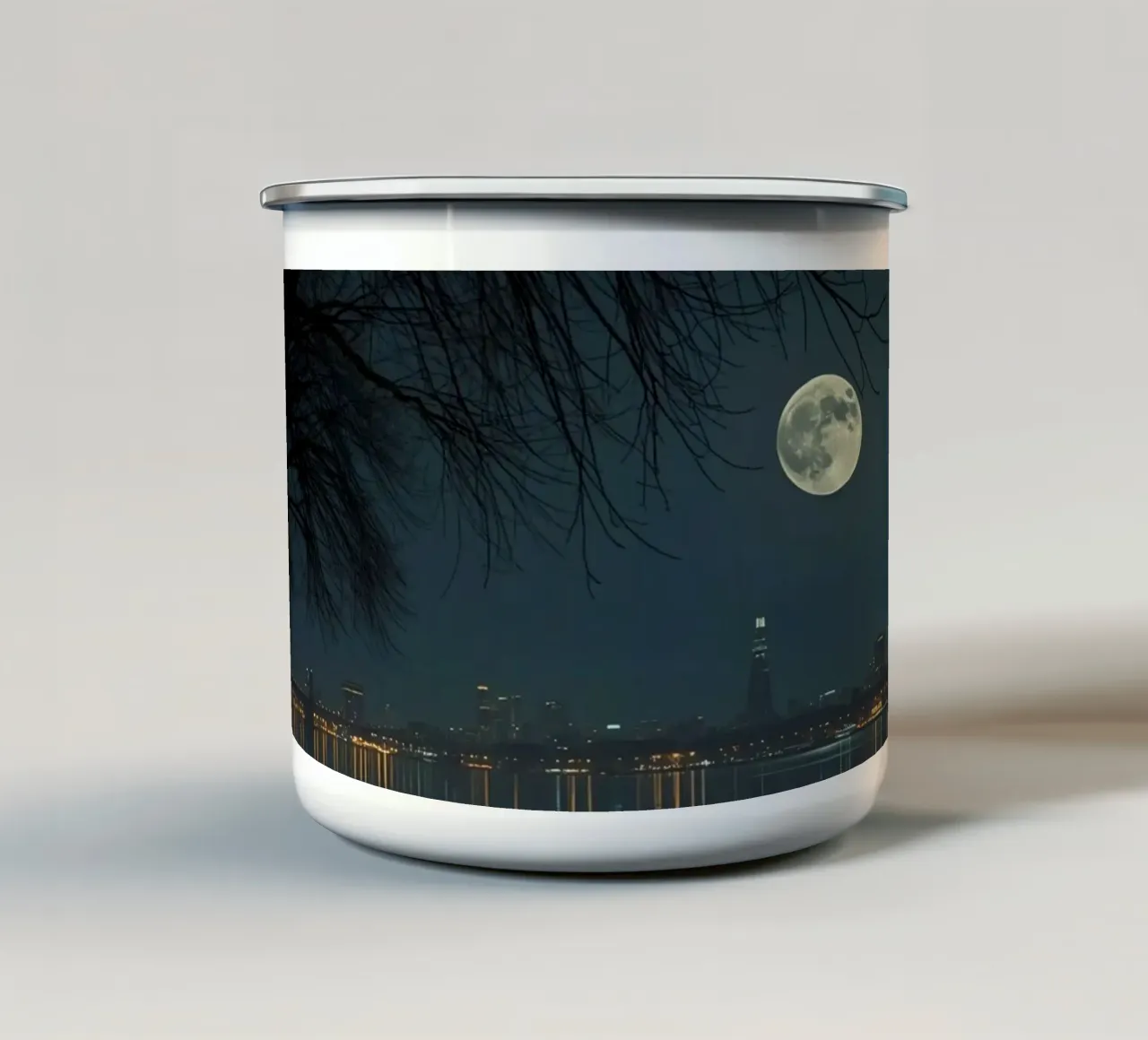 Luna piena sul profilo della città e sul fiume tazza in smalto da DesignDoodle
