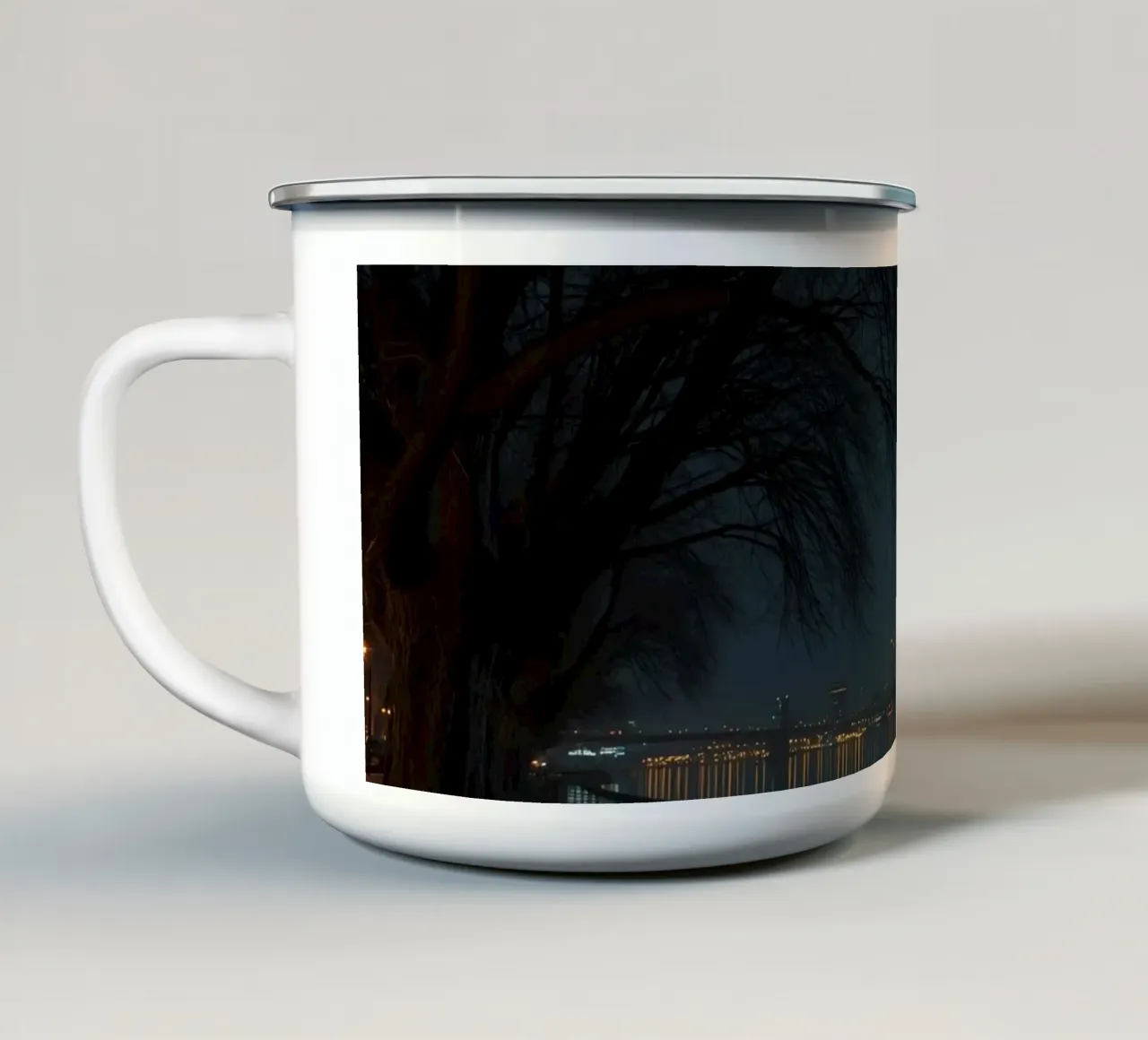 Luna piena sul profilo della città e sul fiume tazza in smalto da DesignDoodle