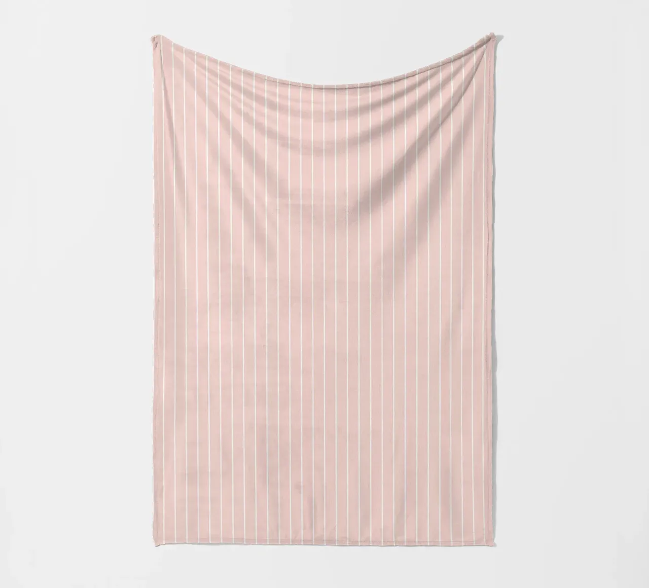 Minimal Basic Klassischer Nadelstreifen | Weiß auf staubigem Blassrosa Fleecedecke von Beauty in Simplicity