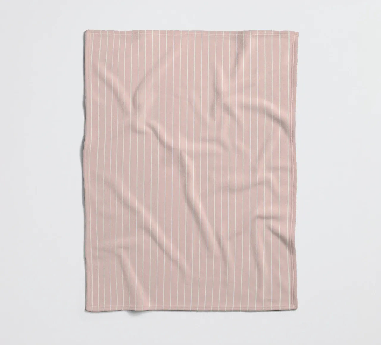 Minimal Basic Klassischer Nadelstreifen | Weiß auf staubigem Blassrosa Fleecedecke von Beauty in Simplicity