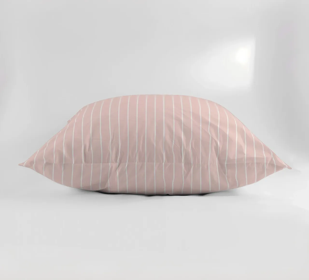 Minimal Basic Klassischer Nadelstreifen | Weiß auf staubigem Blassrosa Kissen von Beauty in Simplicity