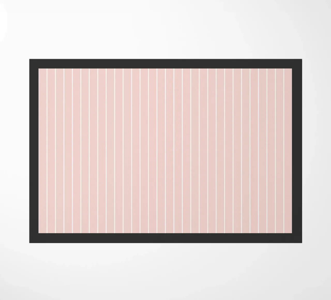 Minimal Basic Klassischer Nadelstreifen | Weiß auf staubigem Blassrosa Fußmatte von Beauty in Simplicity