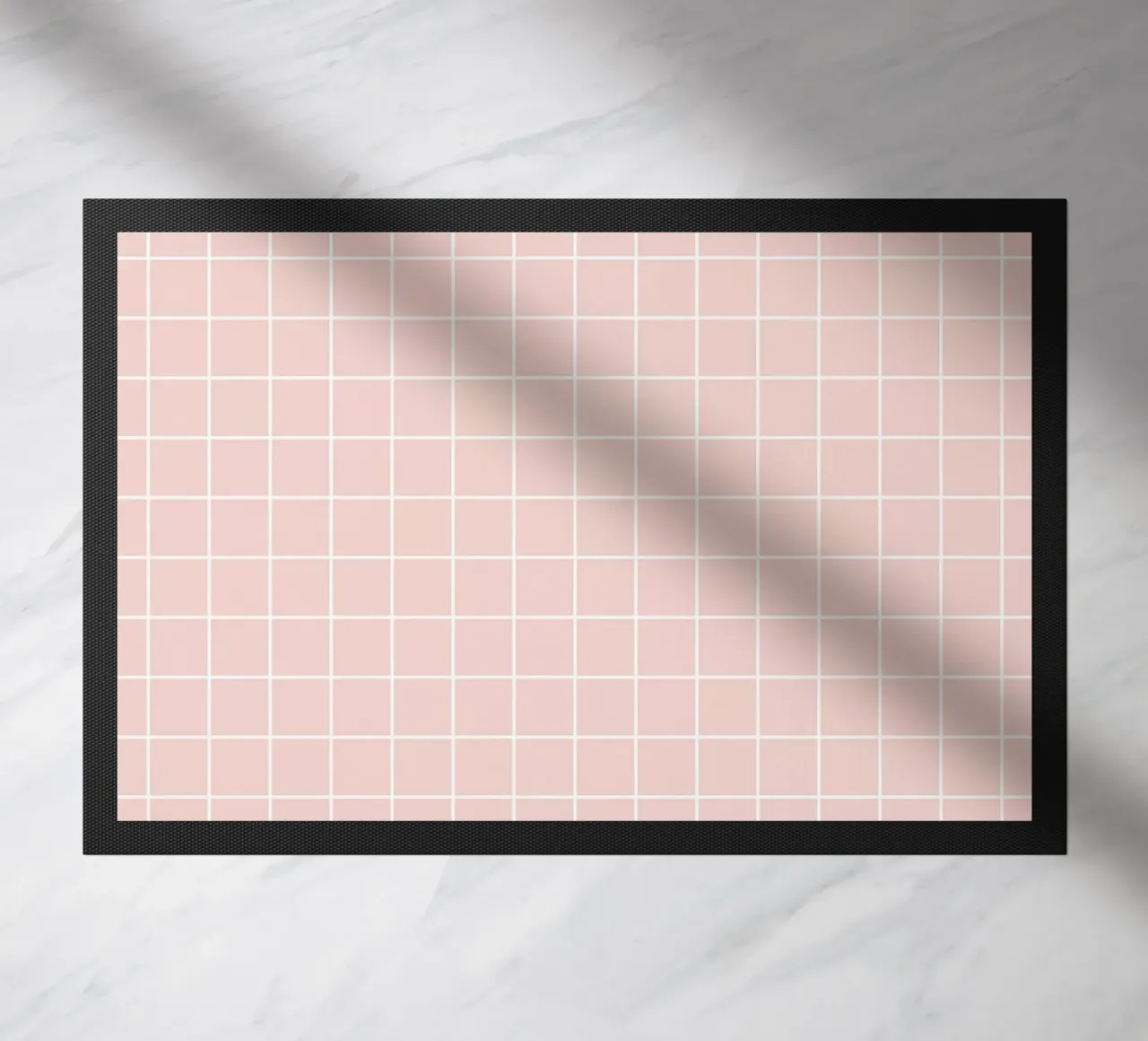 Griglia classica minimale di base, bianca su rosa pastello pallido. zerbino da Beauty in Simplicity
