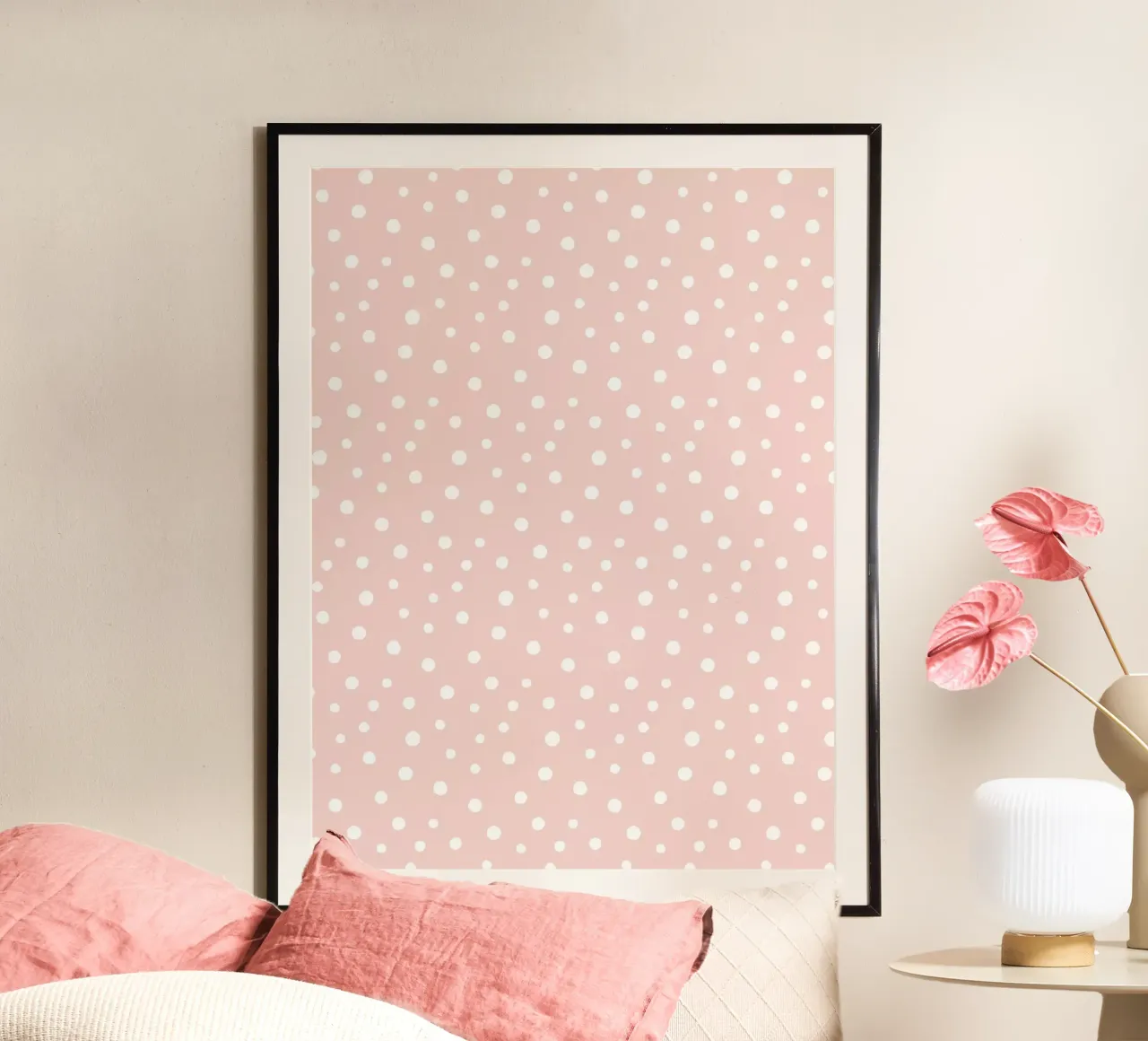 Minimal Chic disegnato a mano a pois bianchi su polvere di frassino poster con telaio in alluminio da Beauty in Simplicity