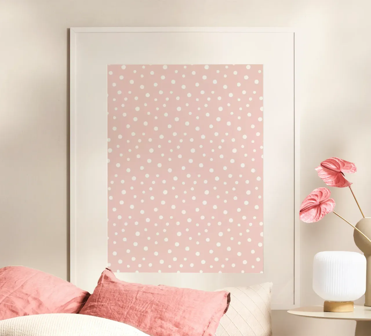 Minimal Chic disegnato a mano a pois bianchi su polvere di frassino poster con telaio in alluminio da Beauty in Simplicity