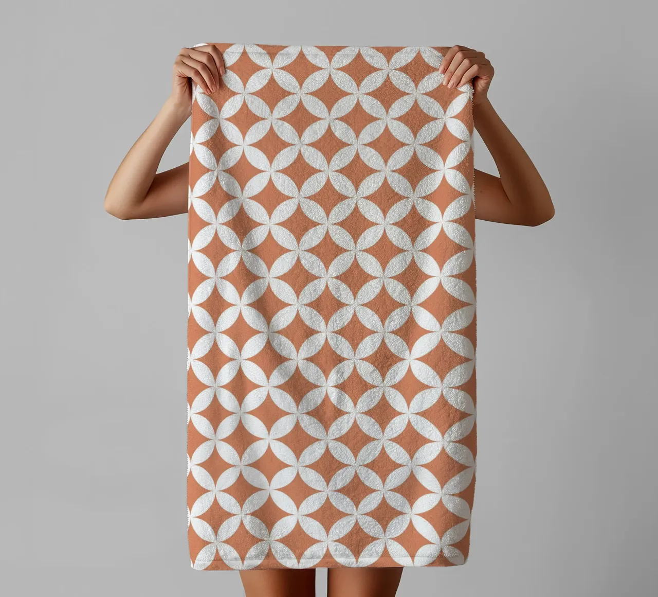 Fiore geometrico minimale 2 | Bianco su Terracotta Arancione asciugamano da bagno da Beauty in Simplicity