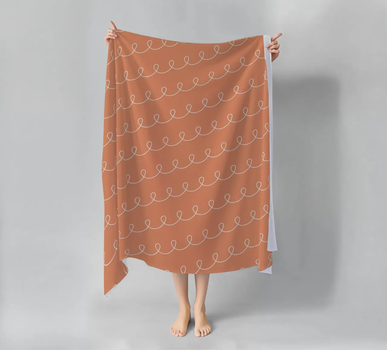 Disegno di linee geometriche ad anello 2 | Bianco su terracotta telo mare da Beauty in Simplicity