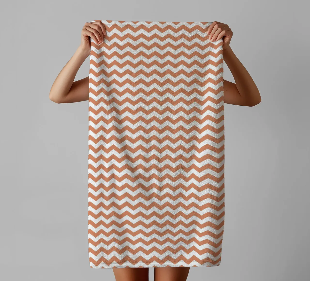 Minimal Chic Basic Chevron | Bianco e Arancione Terracotta asciugamano da bagno da Beauty in Simplicity