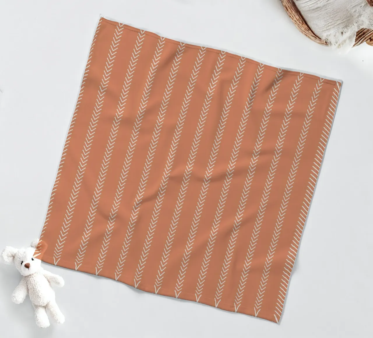 Frecce minime a strisce classiche, bianche su arancione terracotta coperta in pile da Beauty in Simplicity