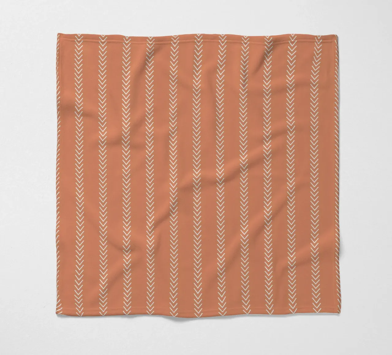Frecce minime a strisce classiche, bianche su arancione terracotta coperta in pile da Beauty in Simplicity