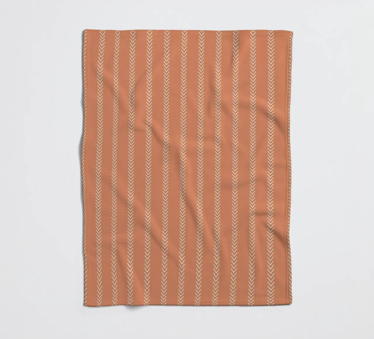 Frecce minime a strisce classiche, bianche su arancione terracotta coperta in pile da Beauty in Simplicity