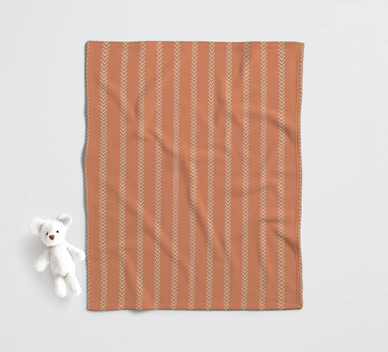 Frecce minime a strisce classiche, bianche su arancione terracotta coperta in pile da Beauty in Simplicity