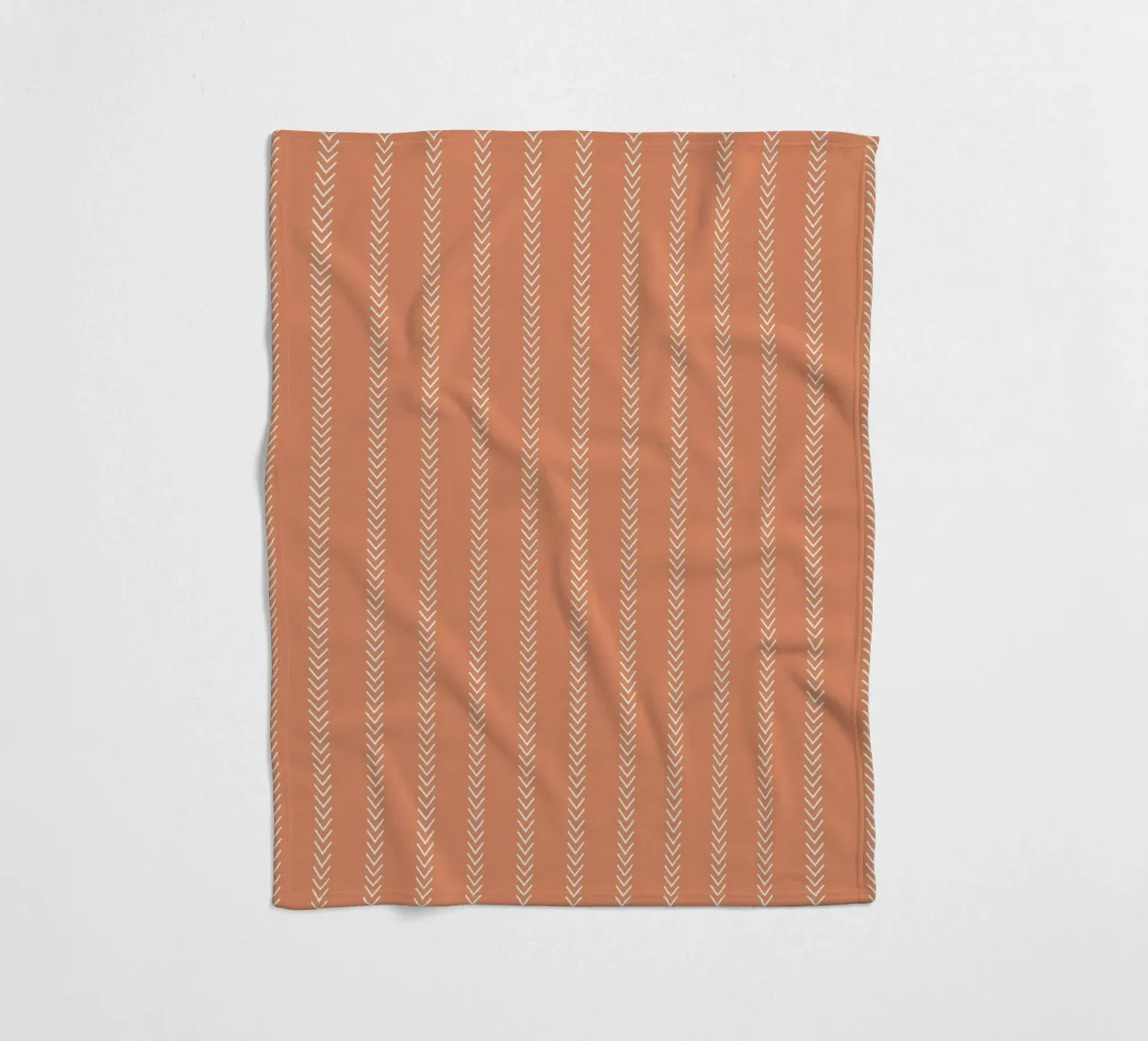 Frecce minime a strisce classiche, bianche su arancione terracotta coperta in pile da Beauty in Simplicity