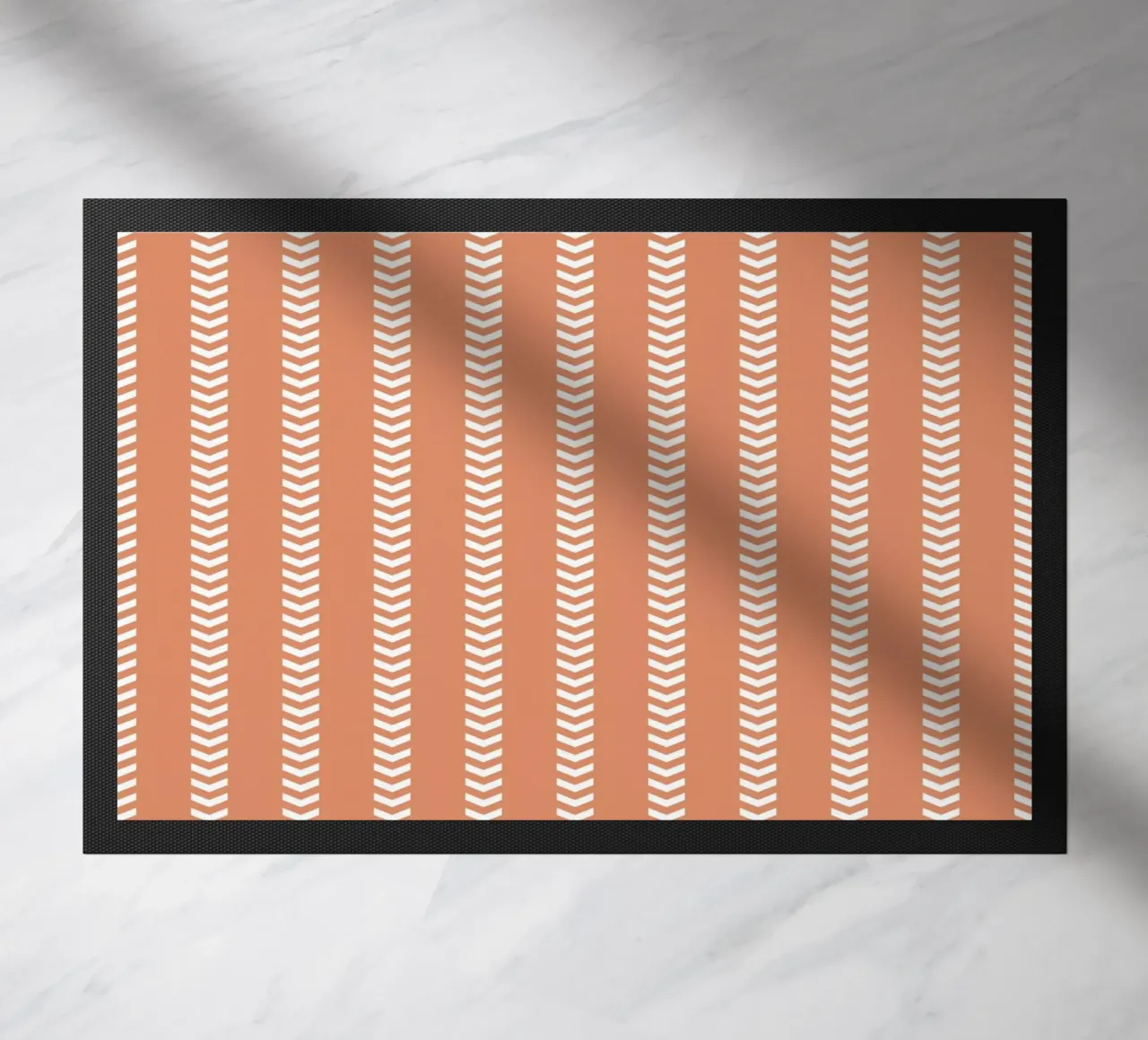 Basic Mudcloth Frecce a strisce | Bianco su arancione terracotta zerbino da Beauty in Simplicity