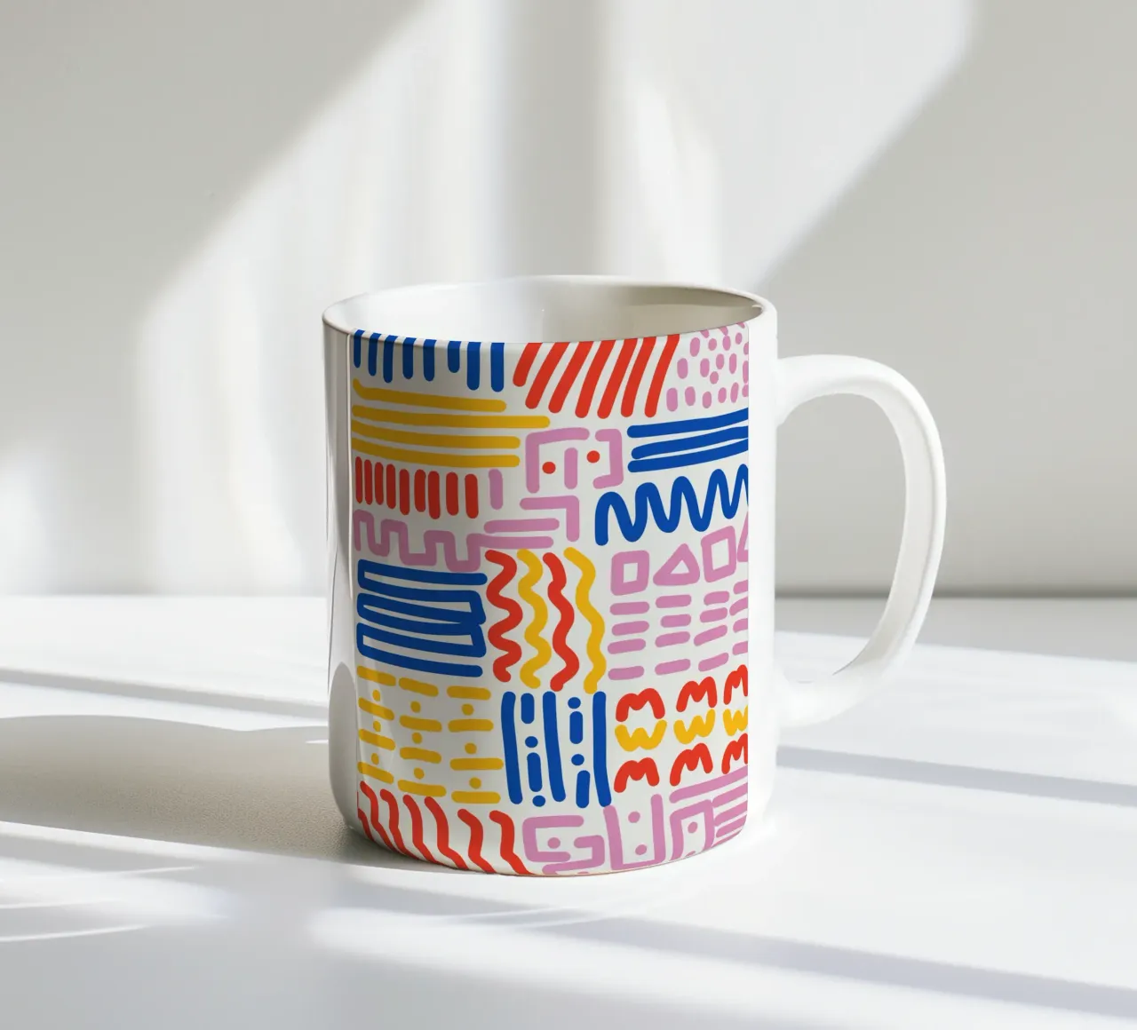 Disegno di linee e colori tazza in ceramica da Little Dean
