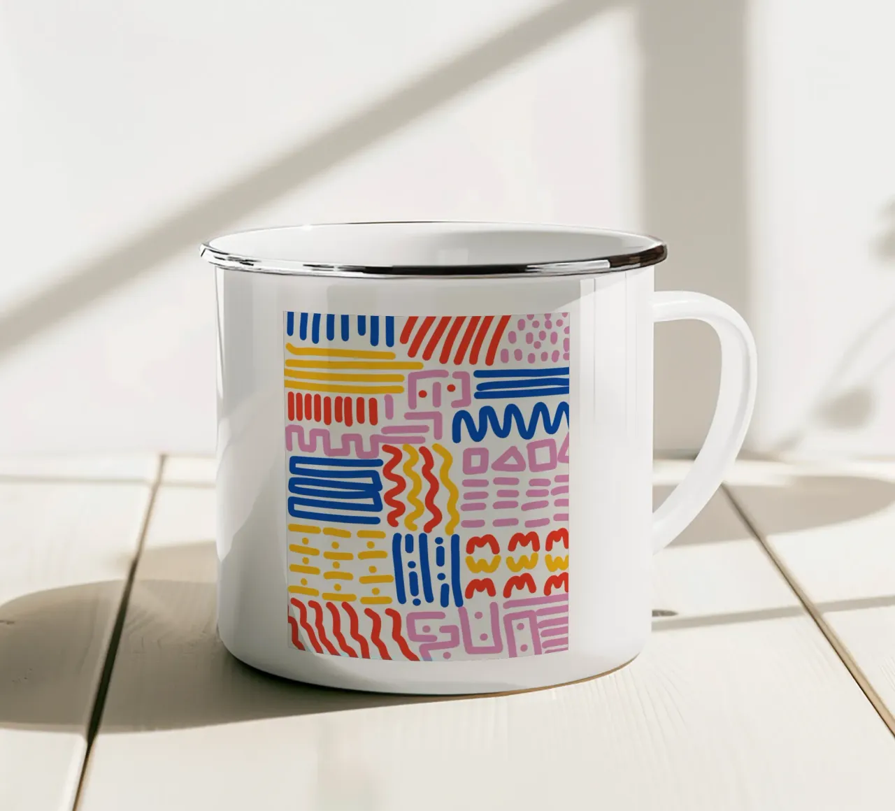 Disegno di linee e colori tazza in smalto da Little Dean
