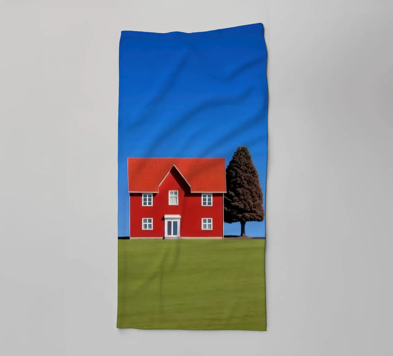 red house with tree on hill asciugamano da bagno da comura