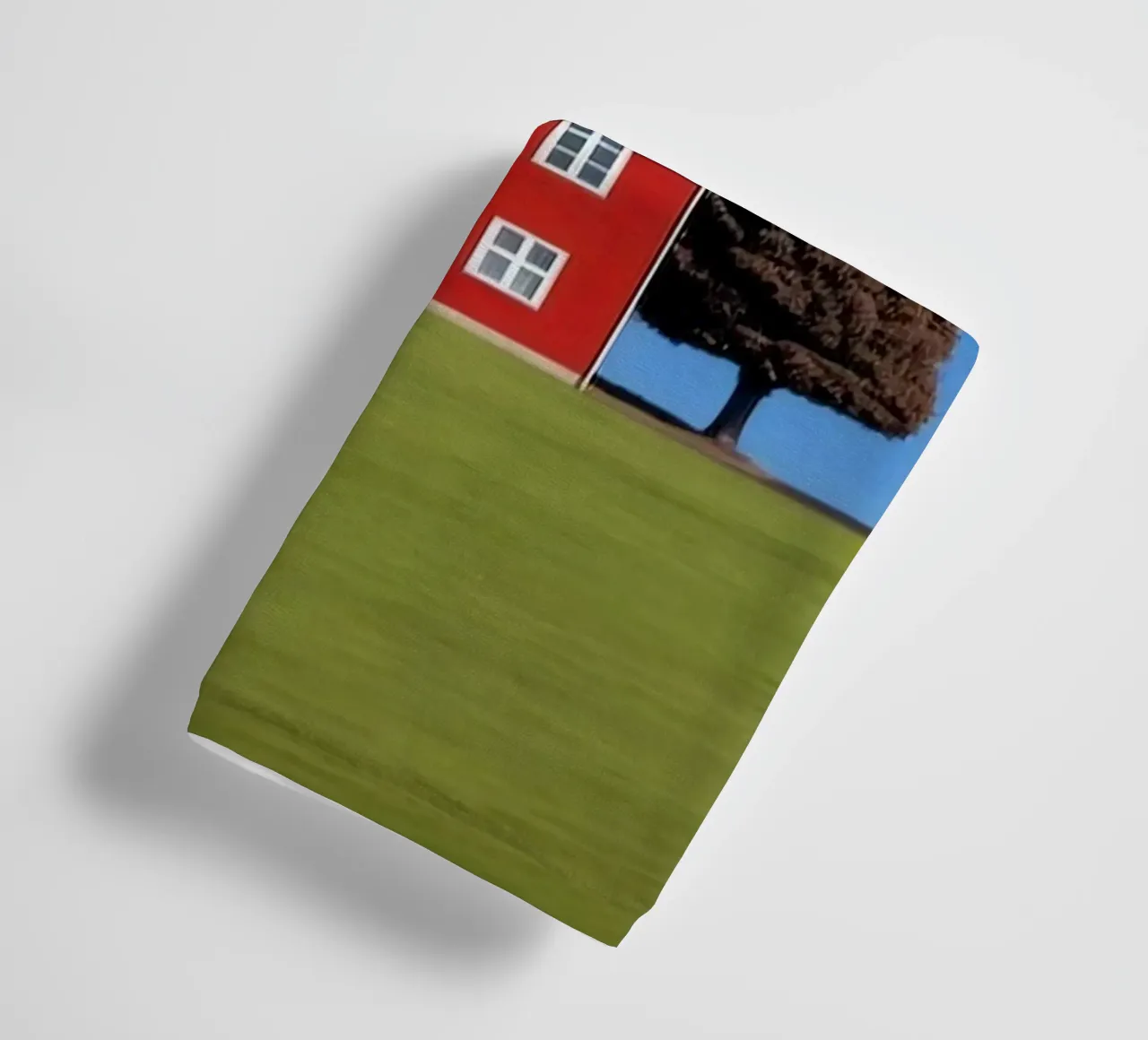 red house with tree on hill asciugamano da bagno da comura