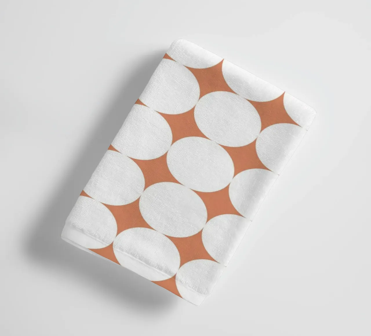 Minimal Geometric Scandi Circle | White on Terracotta Orange asciugamano da bagno da Beauty in Simplicity