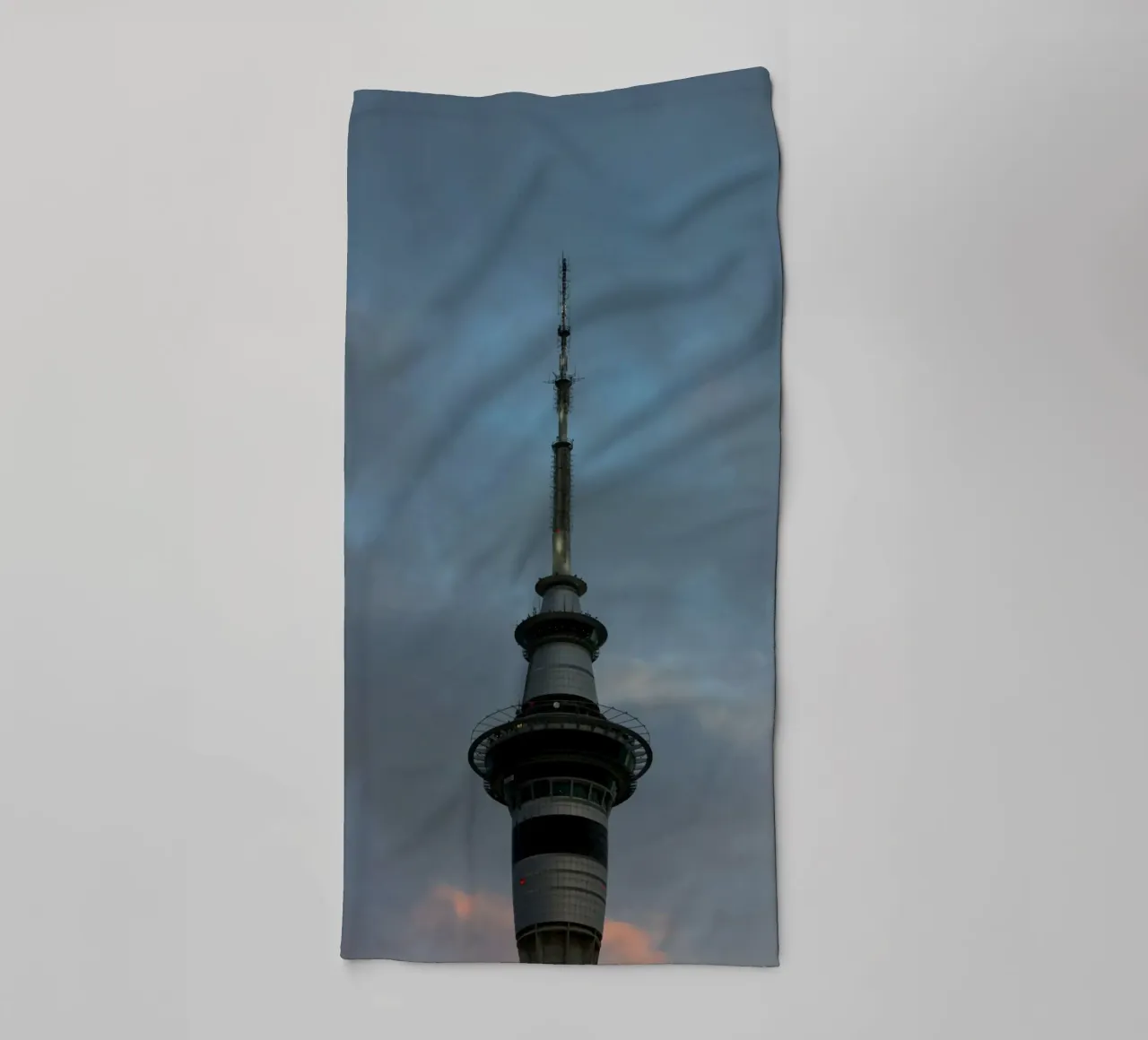 skyscape building in cloud asciugamano da bagno da comura