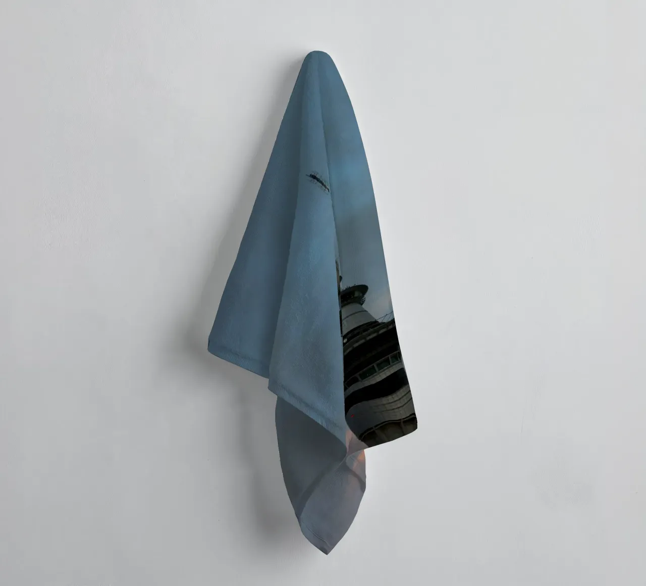 skyscape building in cloud asciugamano da bagno da comura