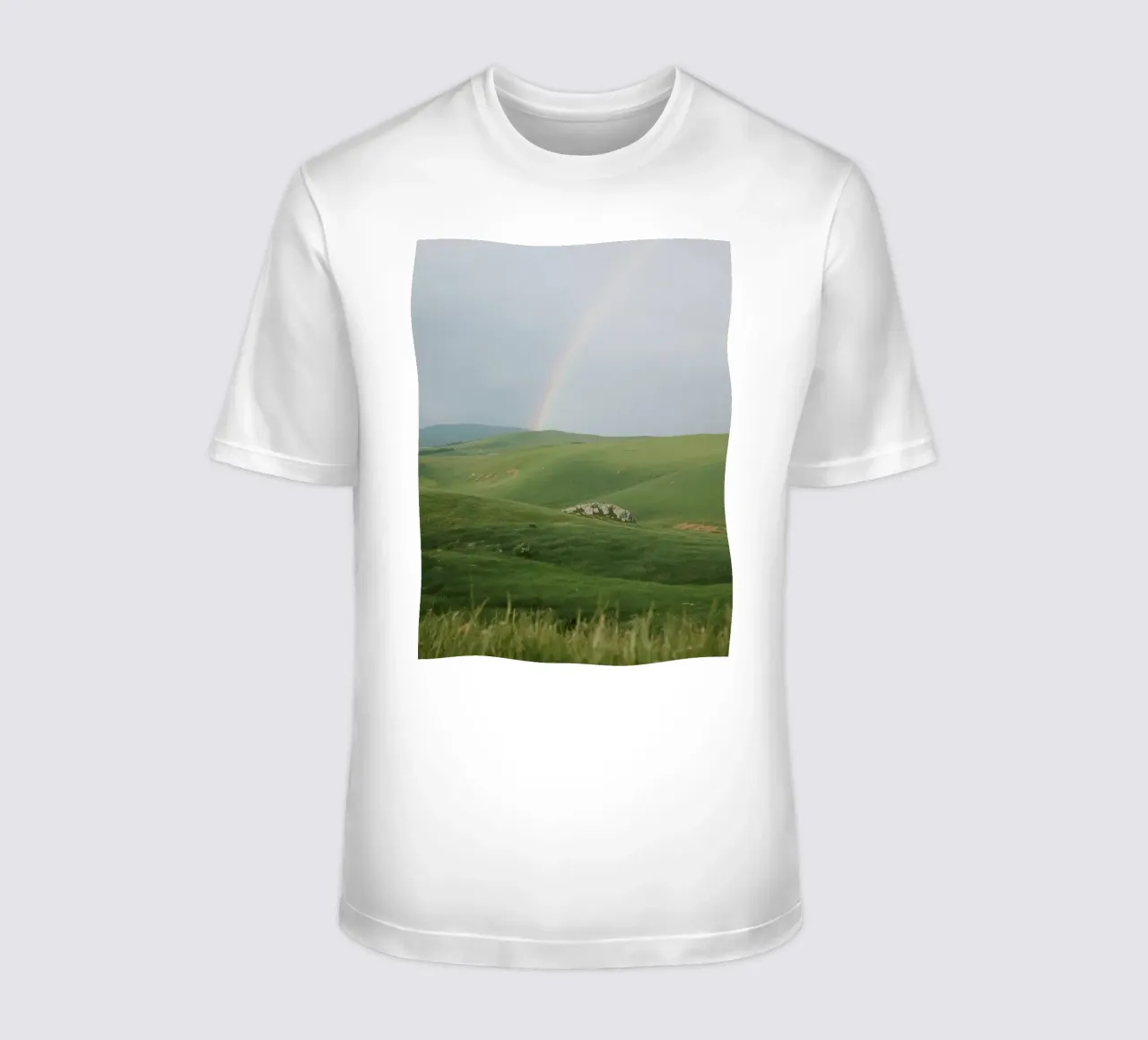 Colline verdi con arcobaleno e rocce t-shirt da DesignDoodle