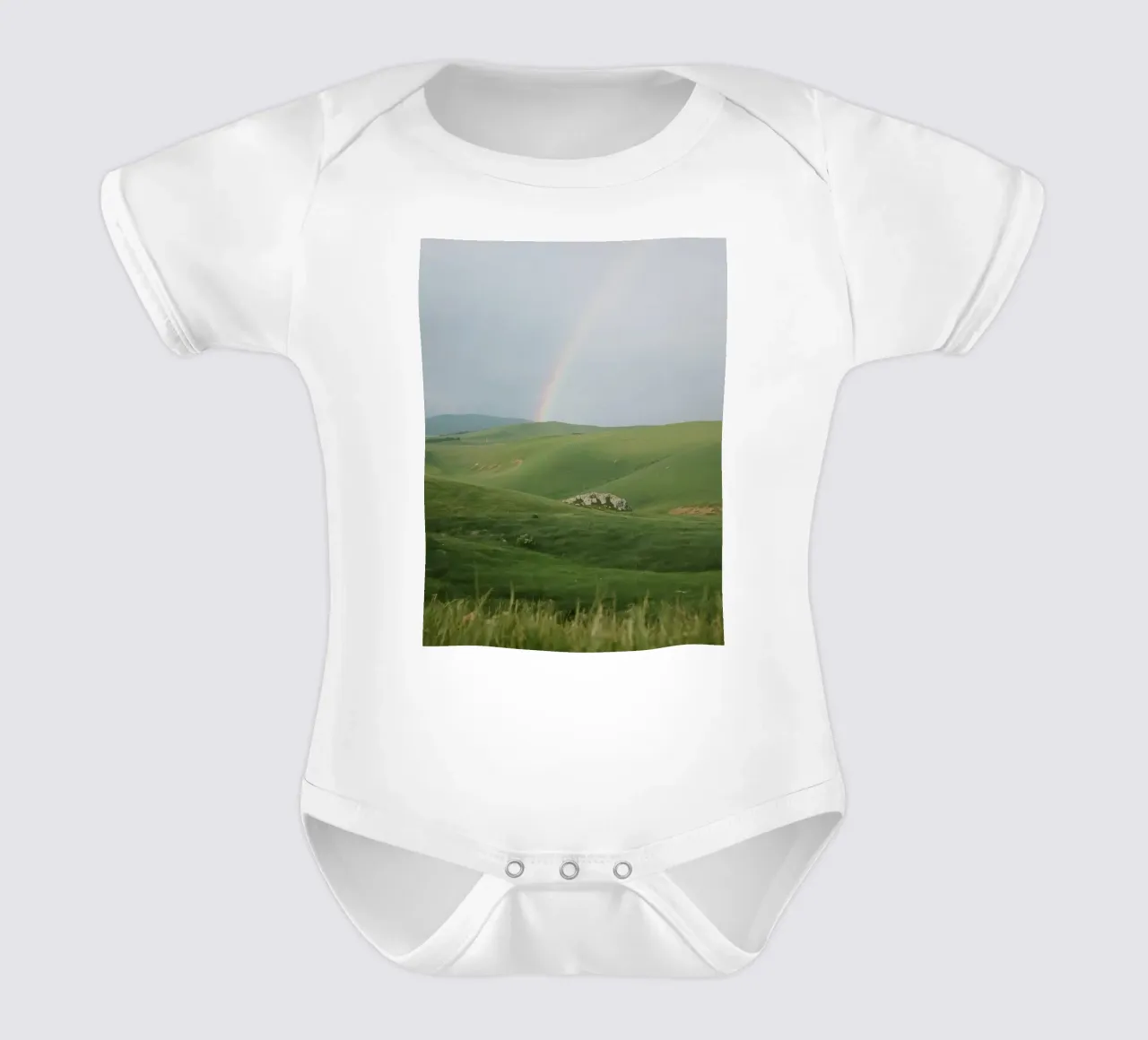 Colline verdi con arcobaleno e rocce body neonato maniche corte da DesignDoodle