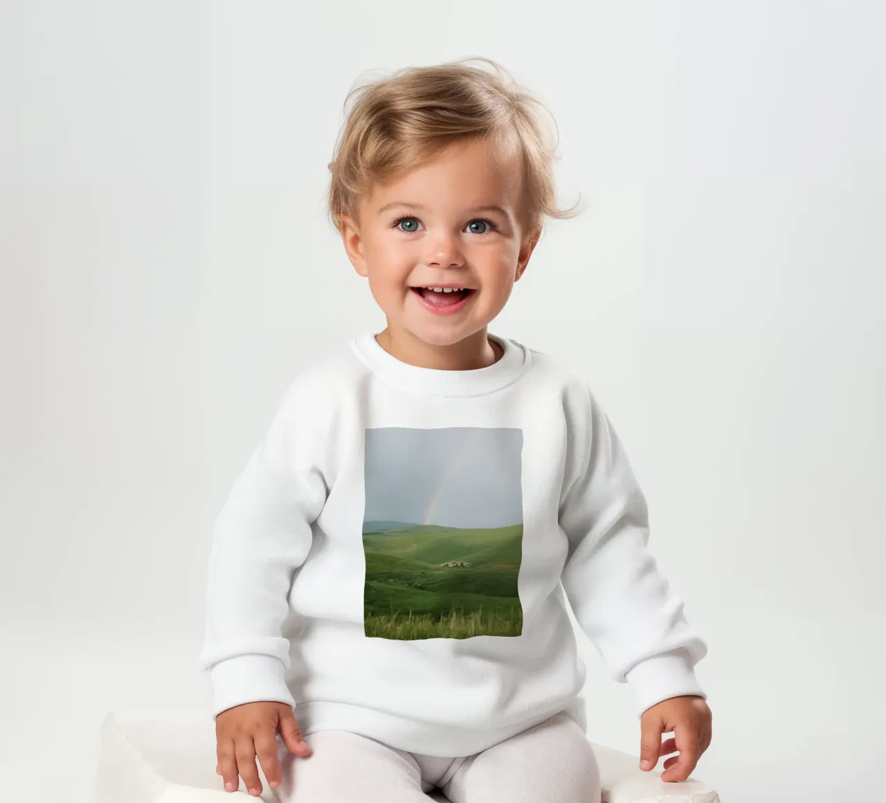 Colline verdi con arcobaleno e rocce felpa neonato da DesignDoodle