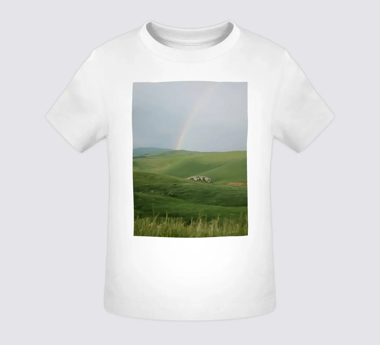 Colline verdi con arcobaleno e rocce maglietta neonato da DesignDoodle