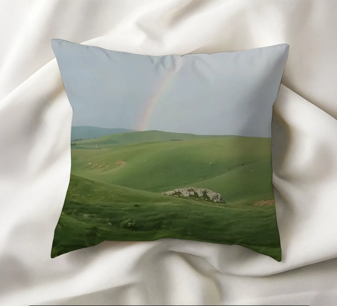 Colline verdi con arcobaleno e rocce cuscino da DesignDoodle