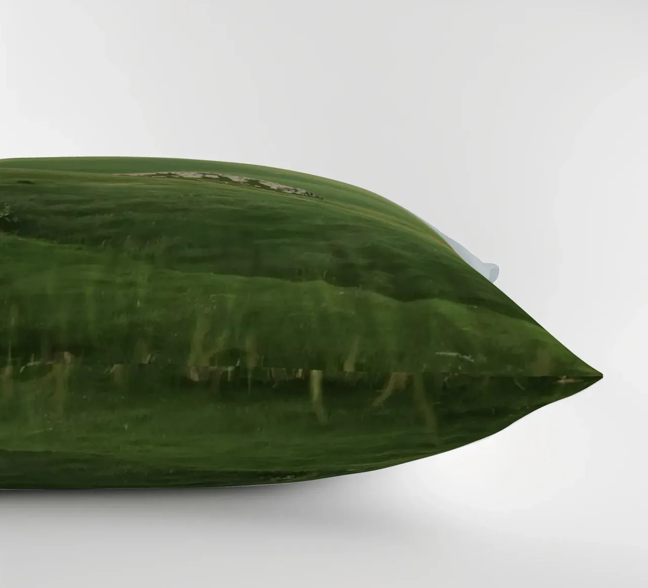 Colline verdi con arcobaleno e rocce cuscino da DesignDoodle