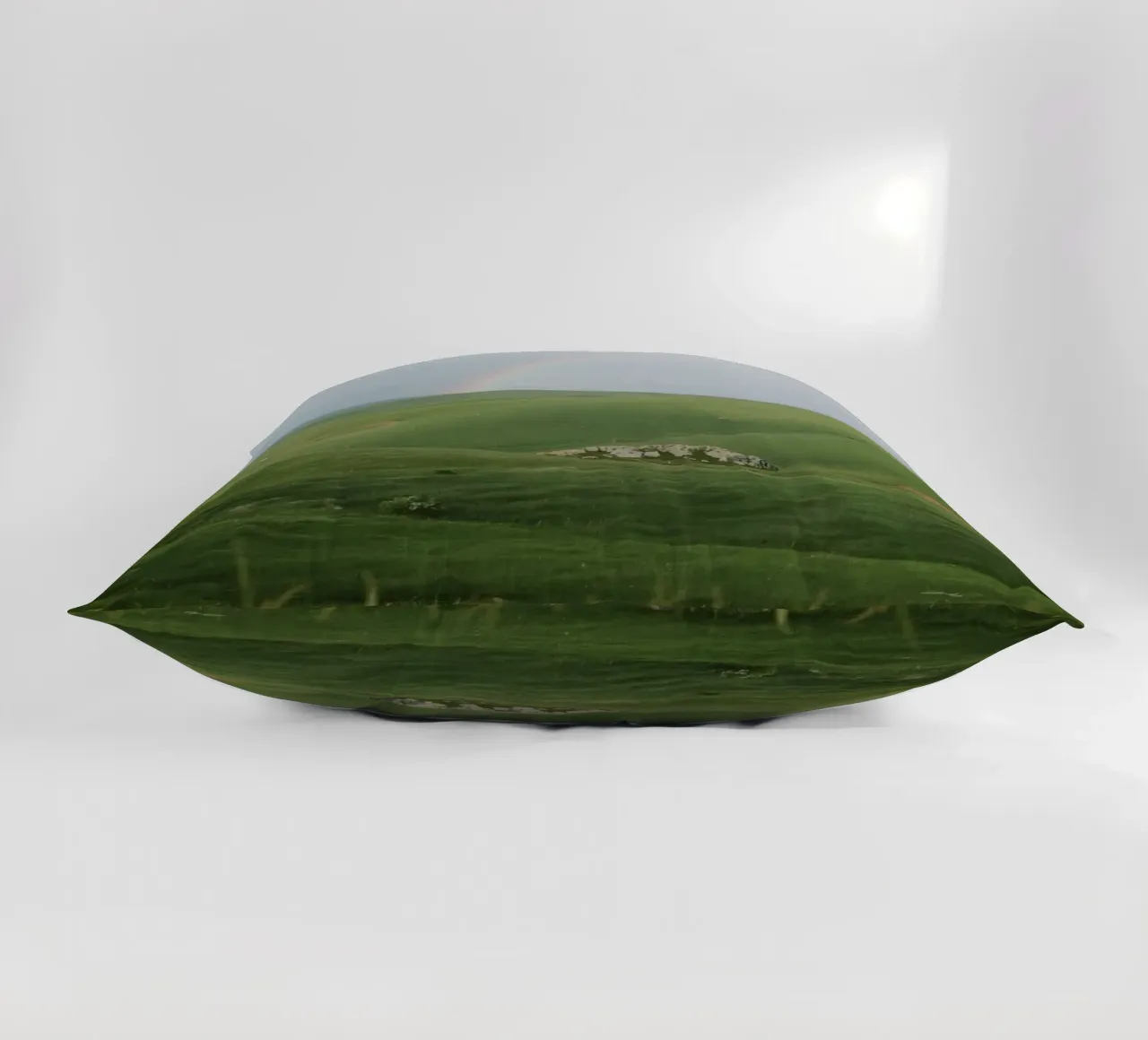 Colline verdi con arcobaleno e rocce cuscino da DesignDoodle