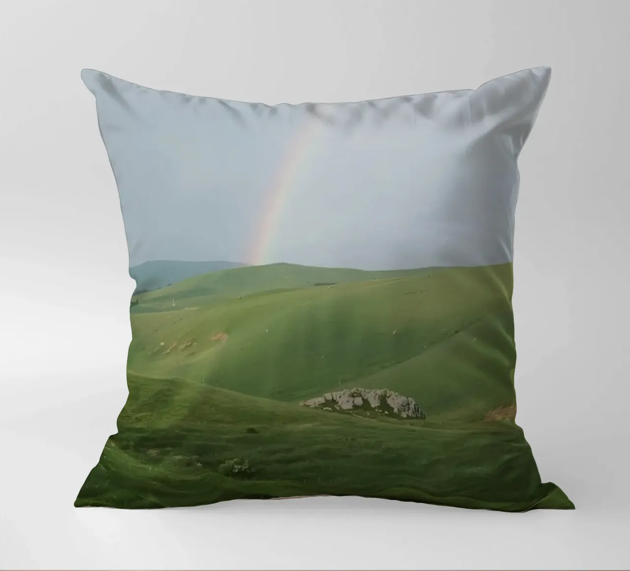 Colline verdi con arcobaleno e rocce cuscino da DesignDoodle